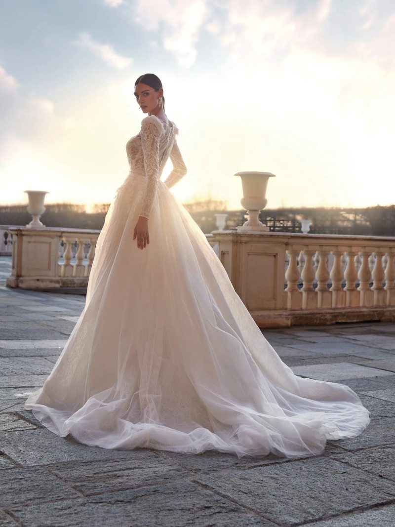 Pronovias Privée 2023-es menyasszonyi ruha kollekció vásárlás, bérlés: Fiora eskövői ruha