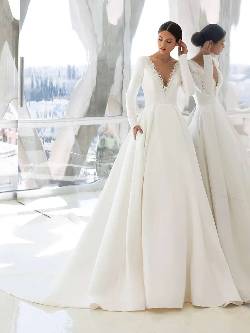 Pronovias 2022 EDEN: Hepburn menyasszonyi ruha