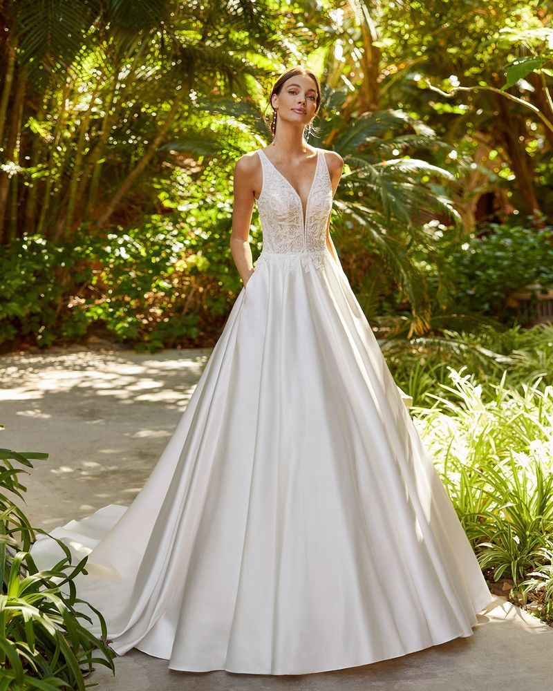 Rosa Clará 2023-as menyasszonyi ruha, esküvői ruha vásárlás, bérlés: Hoyer menyasszonyi ruha