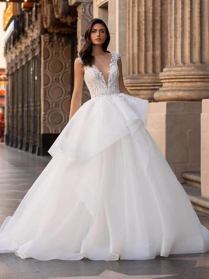 Pronovias menyasszonyi ruha előfoglalás - La Mariée esküvői ruhaszalon: Lollobrigida menyasszonyi ruha