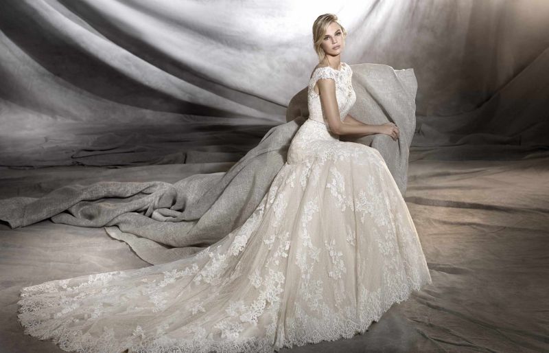 Kifutó Esküvői Ruha Modellek: Oria menyasszonyi ruha