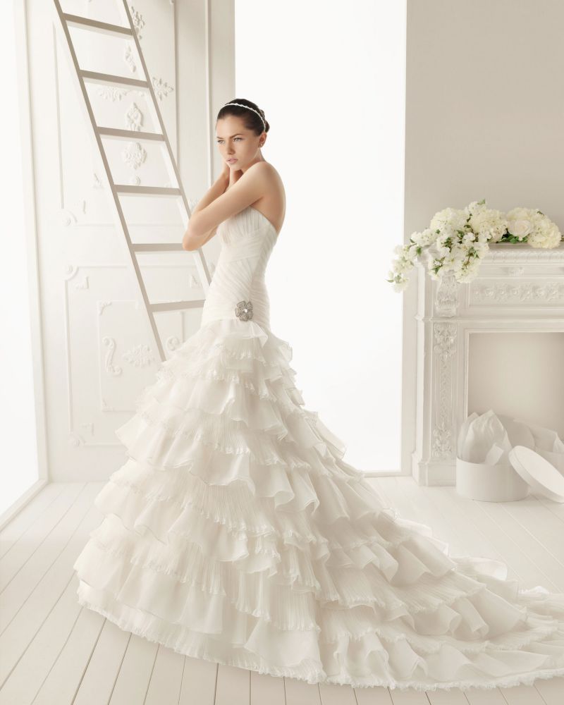 Kifutó Esküvői Ruha Modellek: Ronda menyasszonyi ruha
