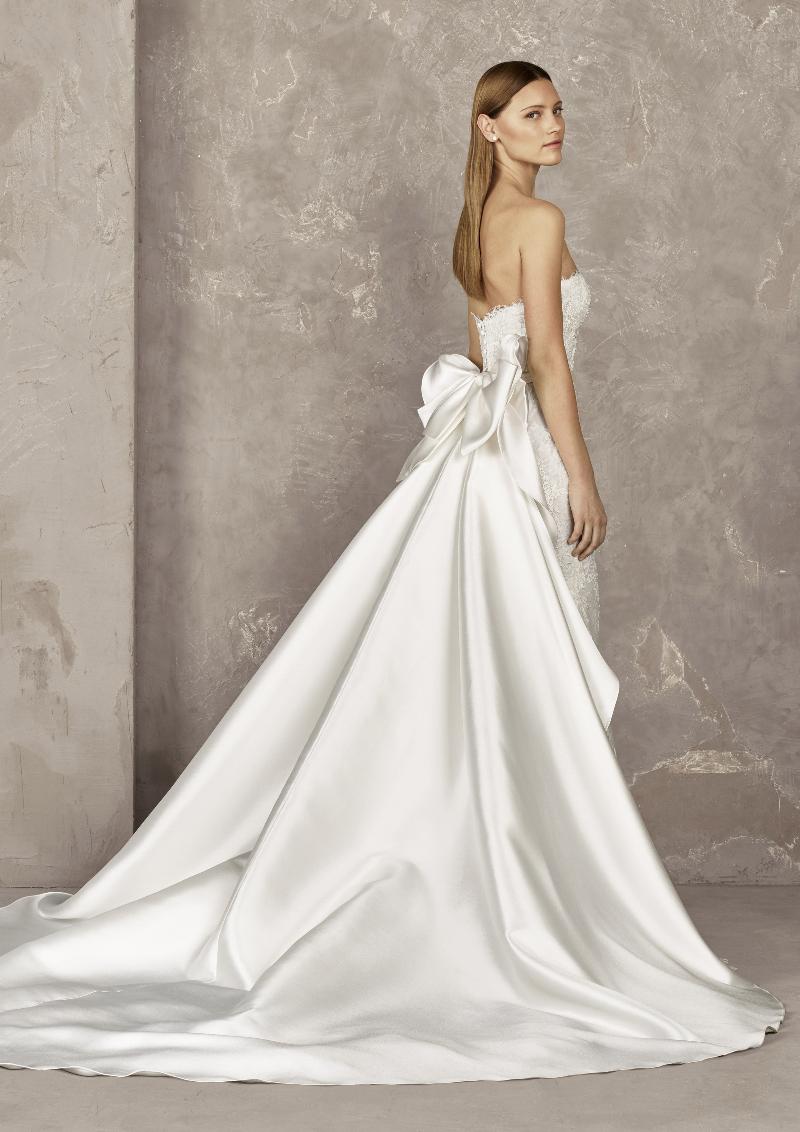 Pronovias Privée 2023-es menyasszonyi ruha kollekció vásárlás, bérlés: Yoisi eskövői ruha